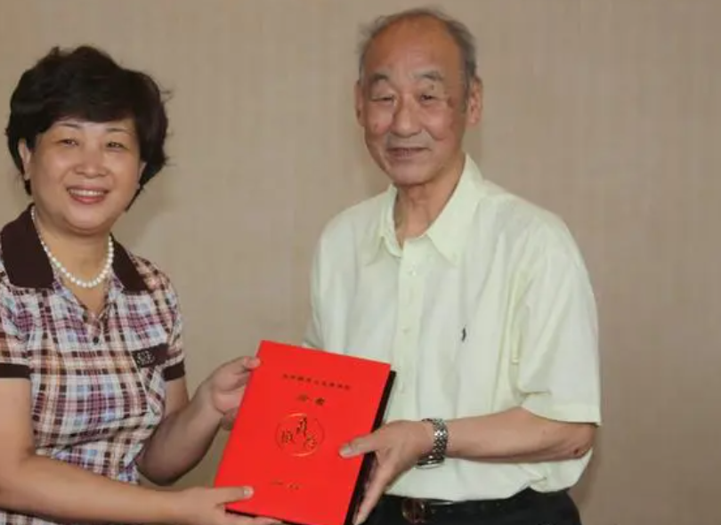 足球历史前十球星_历史足球技术排名前十的球员_足球球员排名历史技术前十